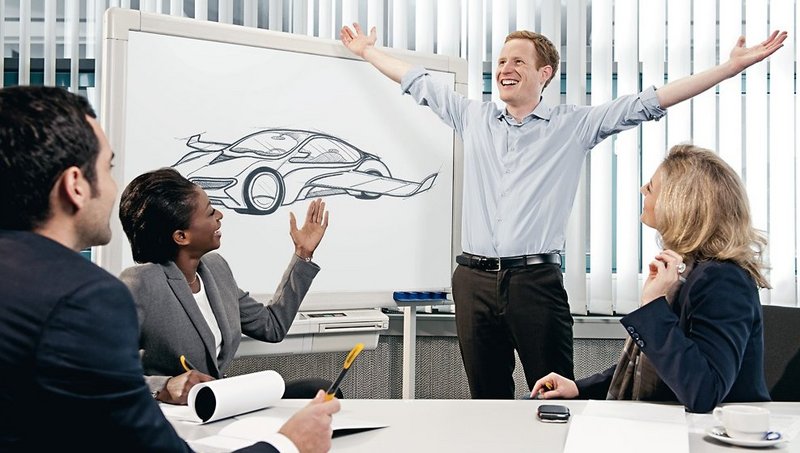 A Continental employee explains his idea to his colleagues.