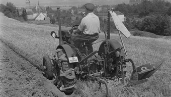 Deutz tractor with Continental tires, 1936 Deutz diesel farmer’s tractor, F1 M414 model first produced in 1936