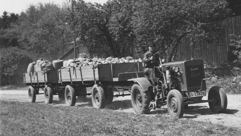 Reifen am Traktor ca. 1930