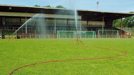 Volltreffer – Wasserschläuche von Continental stellen die Bewässerung von Fußballplätzen sicher